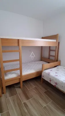 Camera dei bambini; pavimento in piastrelle