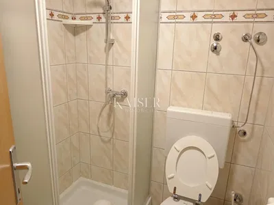 Тоалет; плочице, потребна реновација, природно светло