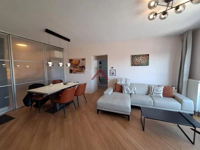 Дневна соба; дрвени под, природно светло, модерни стил