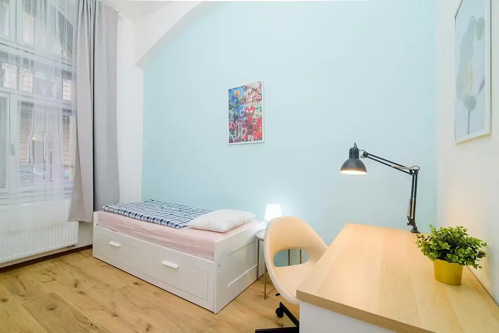 Schlafzimmer; holzboden, tageslicht