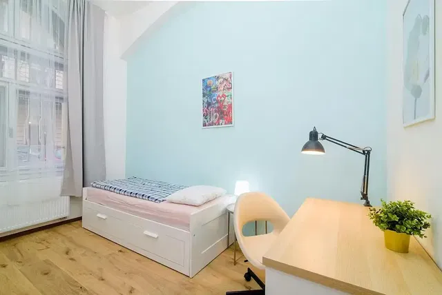 Schlafzimmer; holzboden, tageslicht