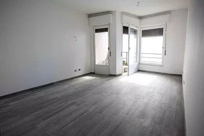 Salon; podłoga z płytek, światło dzienne