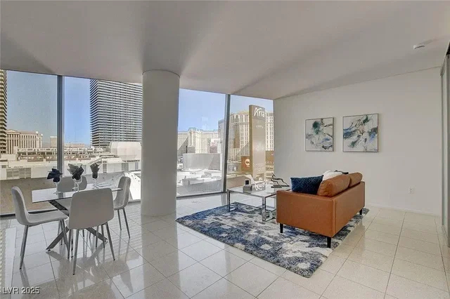 Soggiorno; vista, pavimento in piastrelle, luce naturale