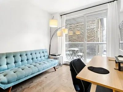 Soggiorno; pavimento in legno, luce naturale, stile moderno