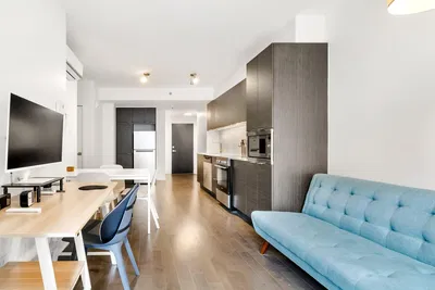 Soggiorno; stile moderno, luce naturale, pavimento in legno