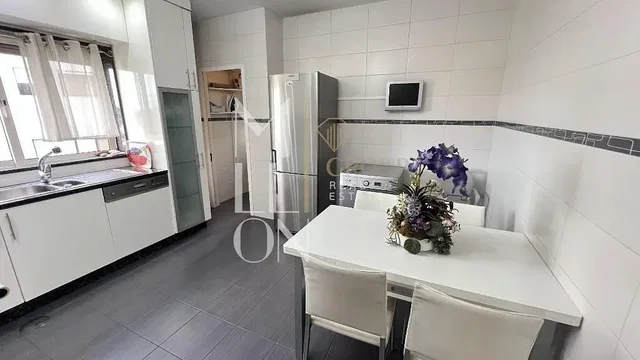 Kuchyně; kuchyňské spotřebiče, přirozené světlo, moderní styl, dlažba