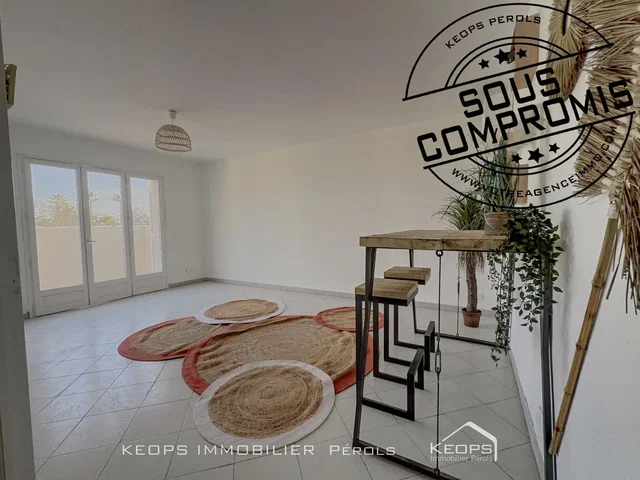 Salon; podłoga z płytek, widok