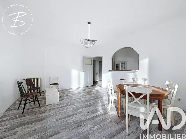 Sala de jantar; chão de madeira, luz natural, estilo moderno