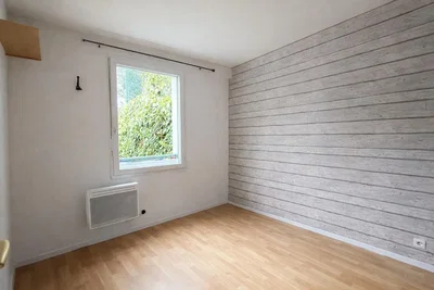 Camera da letto; luce naturale, pavimento in legno, ristrutturato