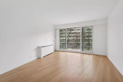 Дневна соба; поглед, дрвени под, природно светло