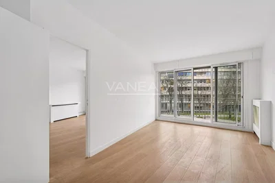 Дневна соба; поглед, дрвени под, природно светло