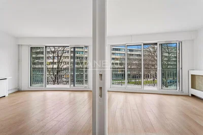 Дневна соба; поглед, дрвени под, природно светло