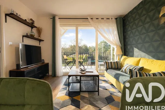 Sala de estar; vista, chão de madeira, luz natural, estilo moderno