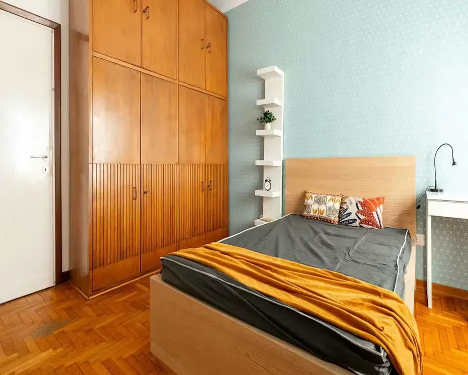 Schlafzimmer; holzboden, tageslicht