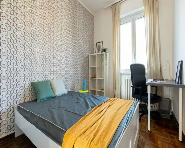 Ložnice; přirozené světlo, dřevěná podlaha