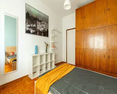 Schlafzimmer; holzboden, tageslicht