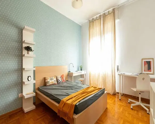 Camera da letto; luce naturale, pavimento in legno, stile moderno