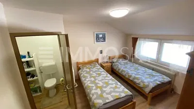 Schlafzimmer; holzboden, tageslicht