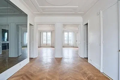 Дневна соба; дрвени под, природно светло, високи плафони