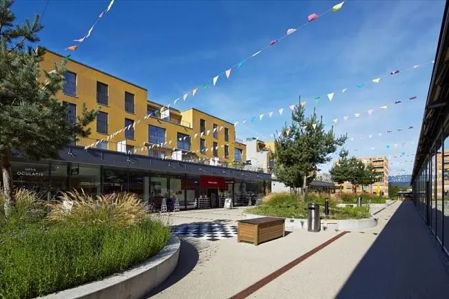 Huis en omgeving; uitzicht, commercieel