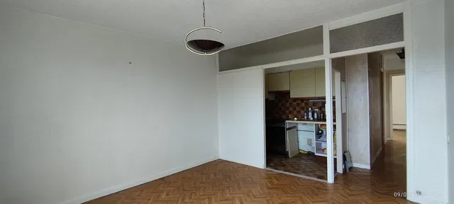 Oturma odası; ahşap zemin, doğal ışık