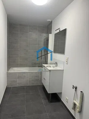 Banyo; fayans zemin, tadilatlı, doğal ışık