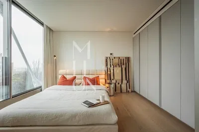 Ložnice; přirozené světlo, moderní styl, dřevěná podlaha