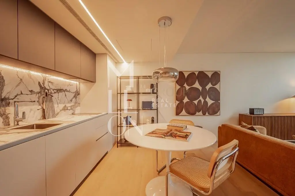 Kuchyně; moderní styl, po rekonstrukci, přirozené světlo