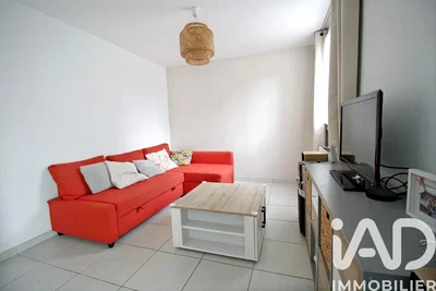 Soggiorno; pavimento in piastrelle, luce naturale, stile moderno