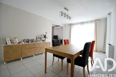Wohnzimmer; fliesenboden, tageslicht