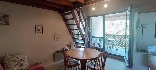 Wohnzimmer; tageslicht, holzbalken