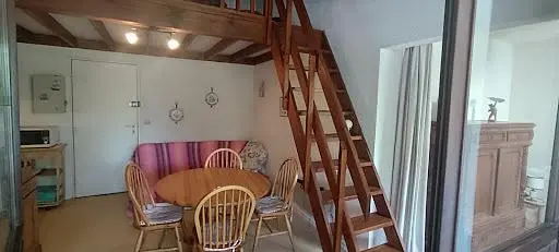 Wohnzimmer; holzboden, tageslicht