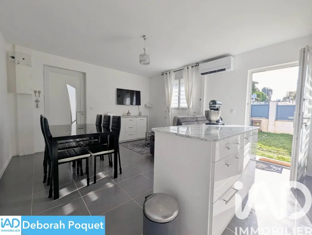 Kuhinja; pločice, prirodno svjetlo, moderni stil