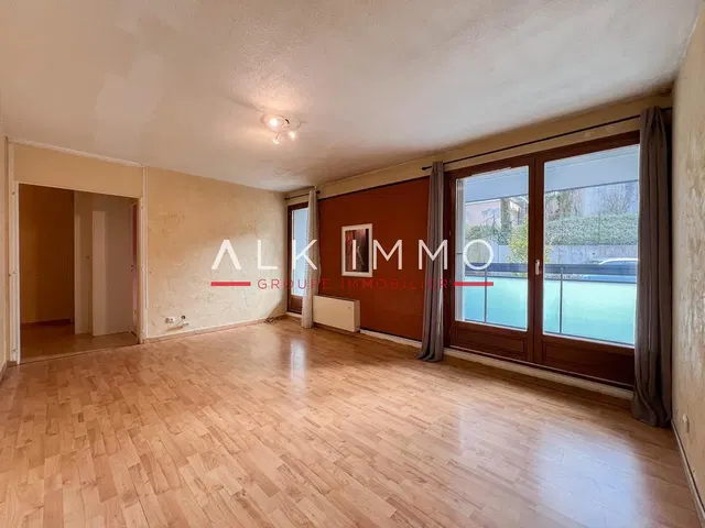 Wohnzimmer; holzboden, tageslicht, renovierungsbedürftig