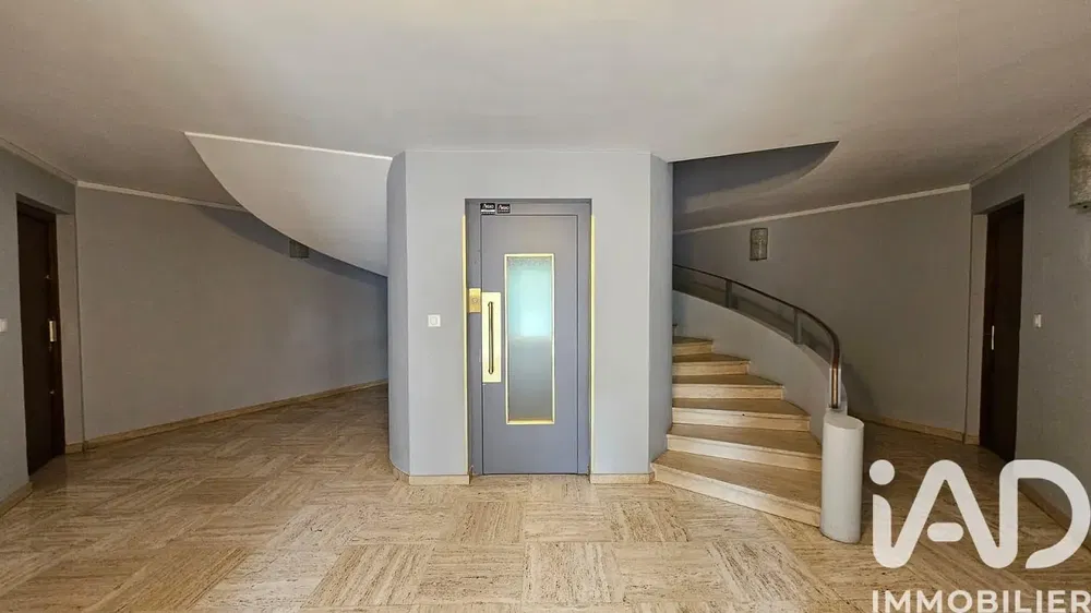 Wohnzimmer; holzboden, hohe decken