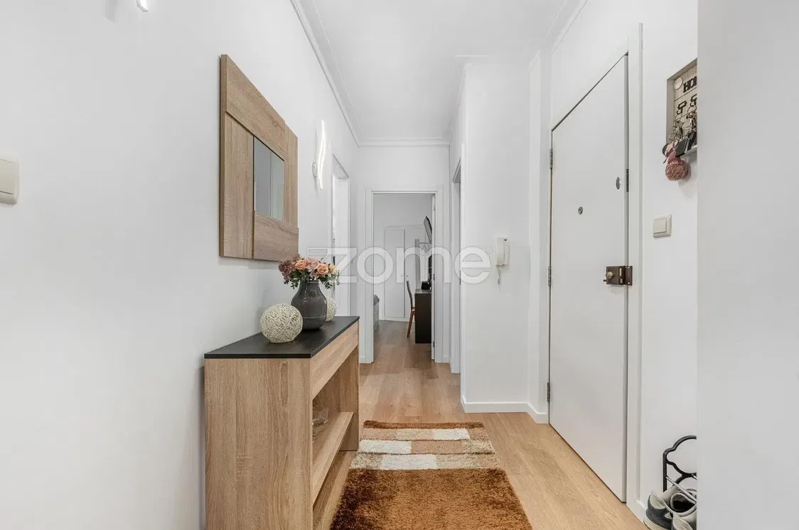 Garderobe; holzboden, tageslicht