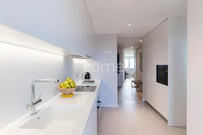 Кухиња; кухињски апарати, природно светло, модерни стил, реновиран, плочице