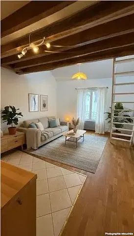 Wohnzimmer; holzbalken, holzboden, fliesenboden, tageslicht, moderner stil