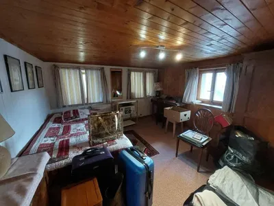 غرفة نوم; عوارض خشبية, أرضية خشبية, ضوء طبيعي