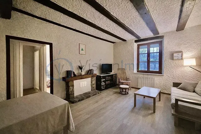 Sala de estar; lareira, luz natural, estilo rústico, vigas de madeira