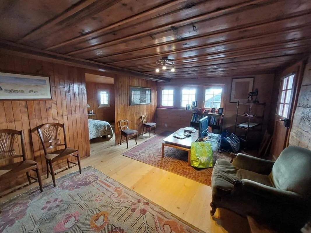 غرفة معيشة; عوارض خشبية, أرضية خشبية, أسلوب ريفي