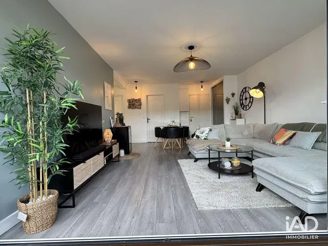 Wohnzimmer; holzboden, tageslicht, moderner stil