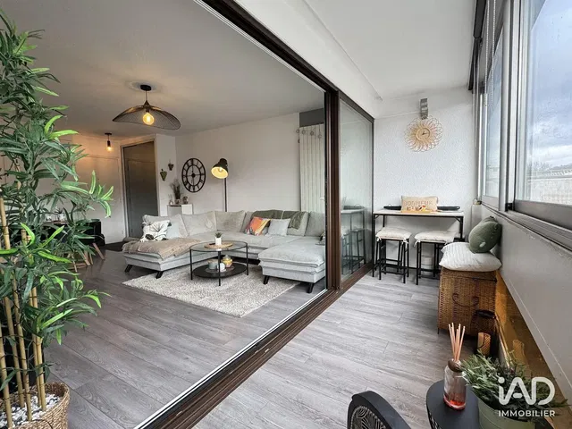 Wohnzimmer; tageslicht, moderner stil, holzboden