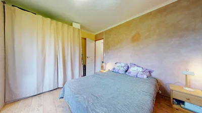 Quarto; chão de madeira, luz natural