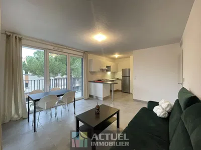 Oturma odası; manzara, fayans zemin, doğal ışık