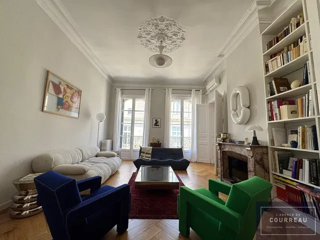 Sala de estar; vista, chão de madeira, teto alto, lareira, luz natural, estilo moderno