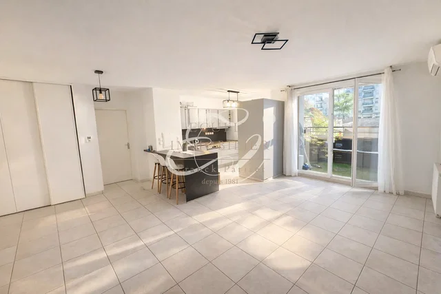 Cozinha; chão de azulejo, vista, luz natural