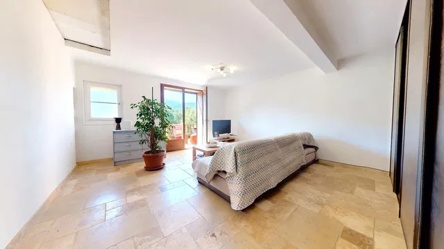 Quarto; luz natural, chão de azulejo