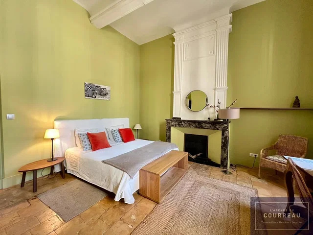 Quarto; lareira, luz natural
