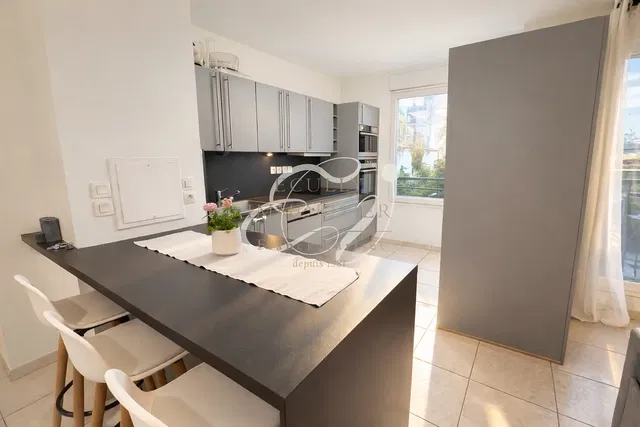 Cozinha; eletrodomésticos, luz natural, estilo moderno